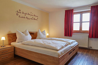 Schlafzimmer der Ferienwohnung auf dem Reiterhof im Bayerischen Wald